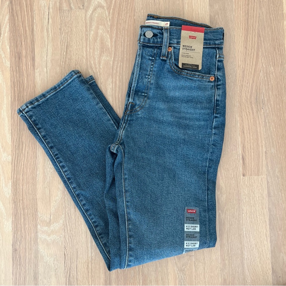 Levi’s High Rise Wedgie Straight Medium Wash Jean 27